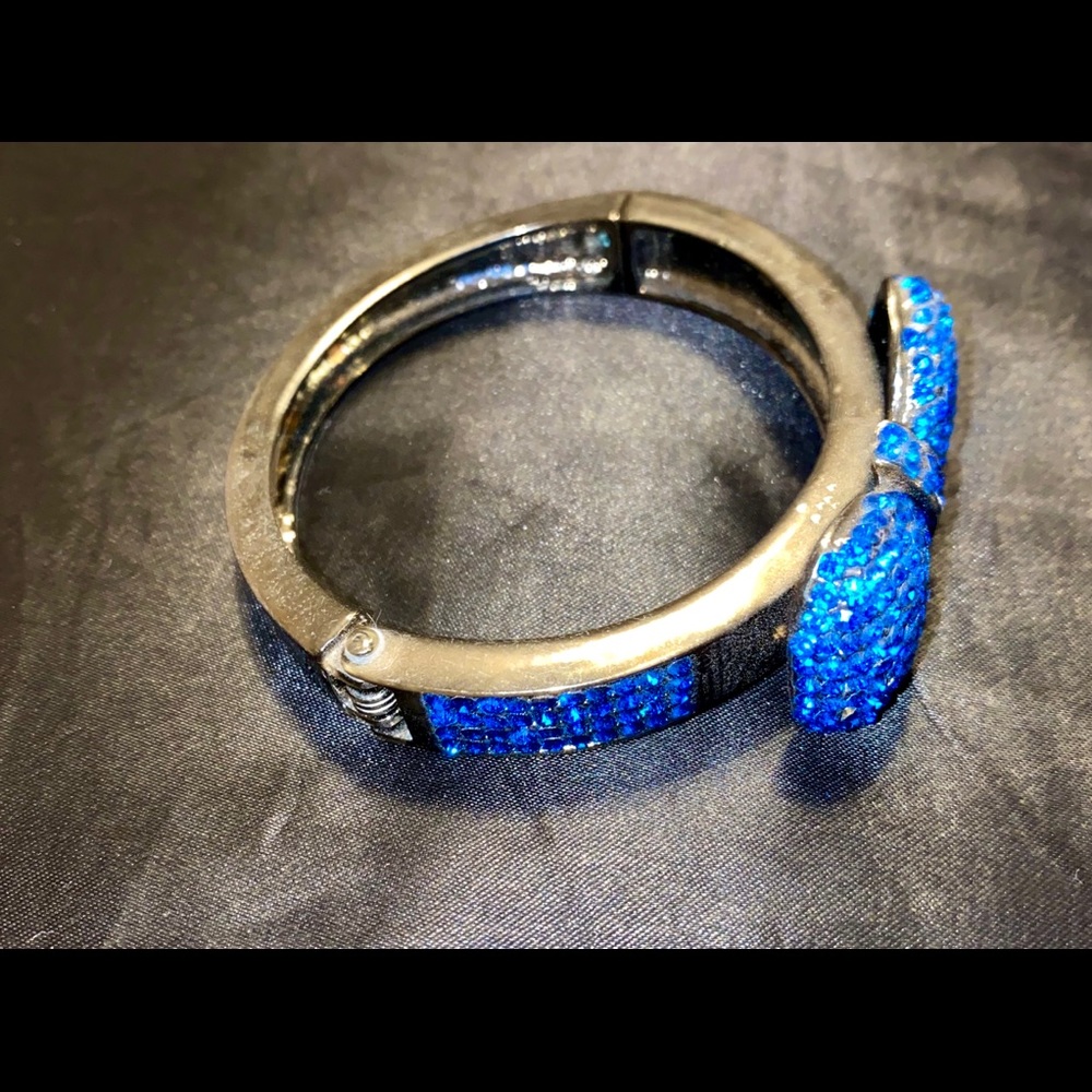 Gorgeous rhinestone bow bracelet